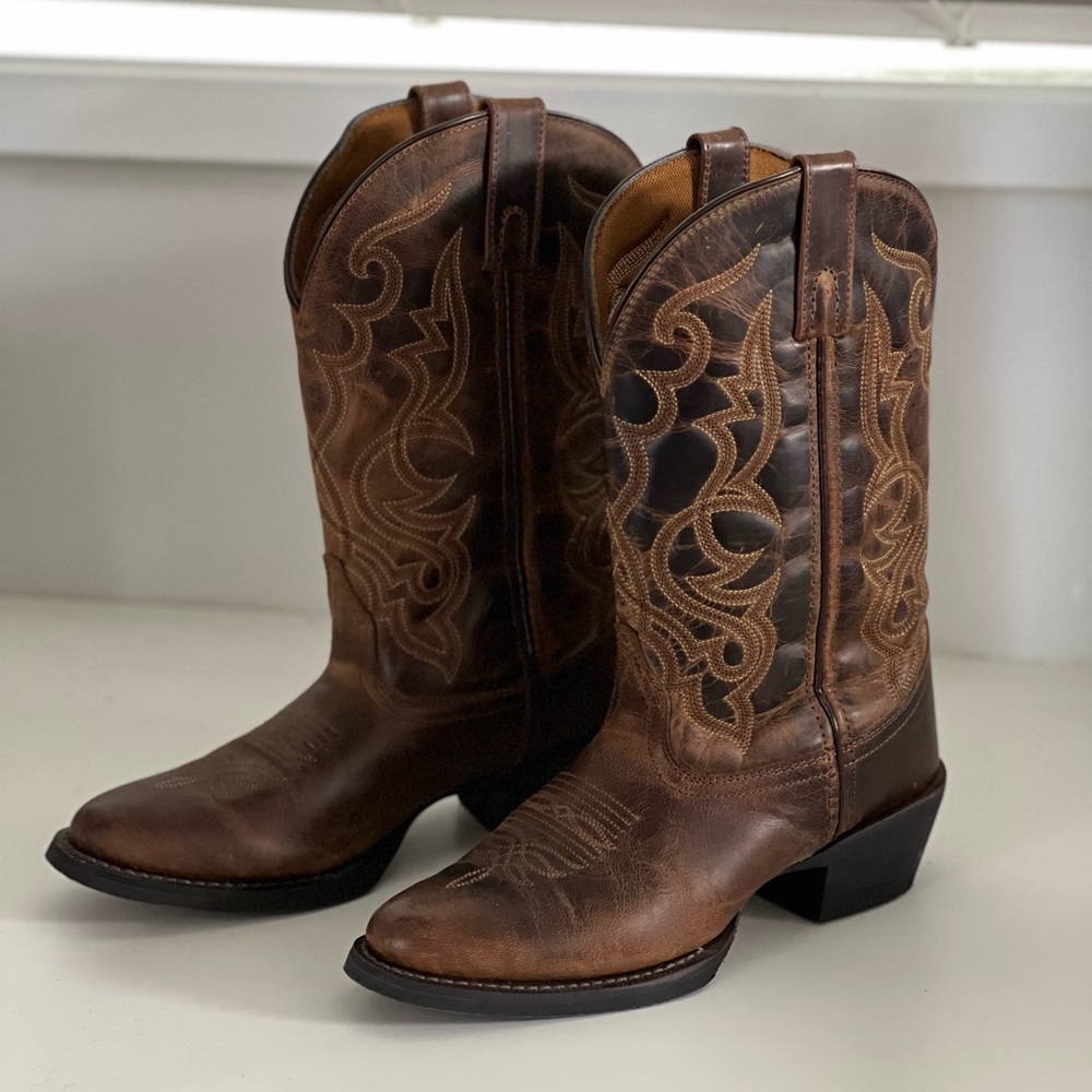 Laredo Women’s distressed Western boots 👢